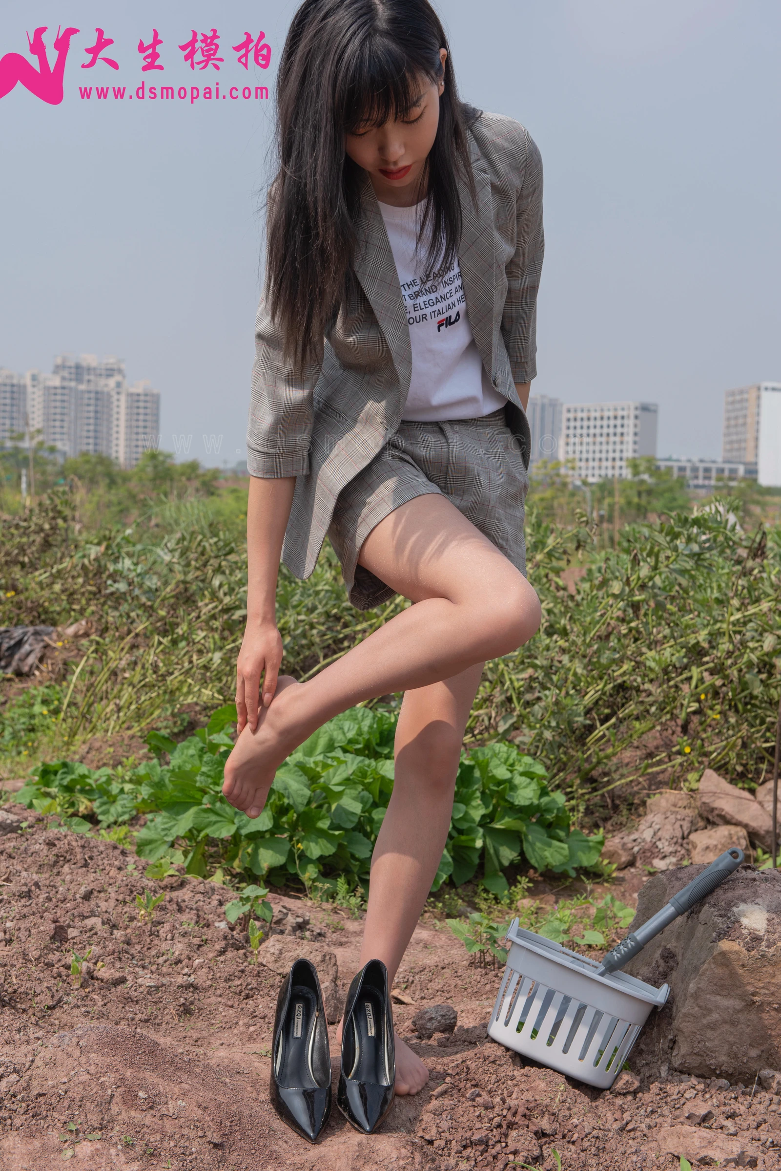 大生模拍-No.182-Lynn-干农活的女白领-[67P-210MB]-5.webp